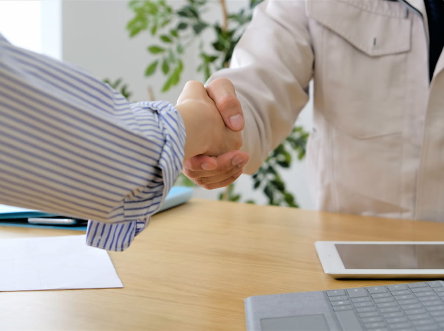 お客様からのお電話を受けるスタッフ