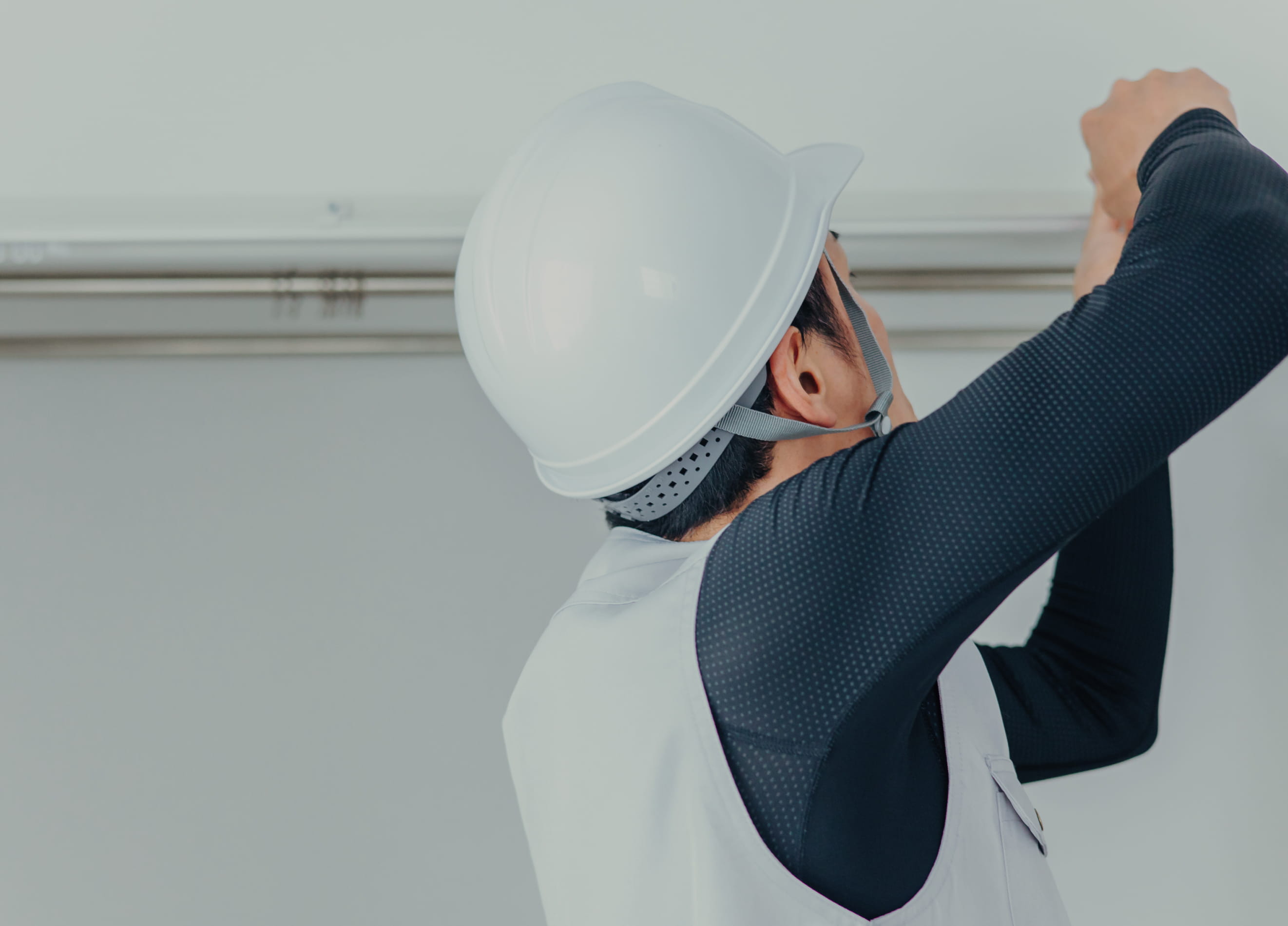 職人さんが内装工事をする写真