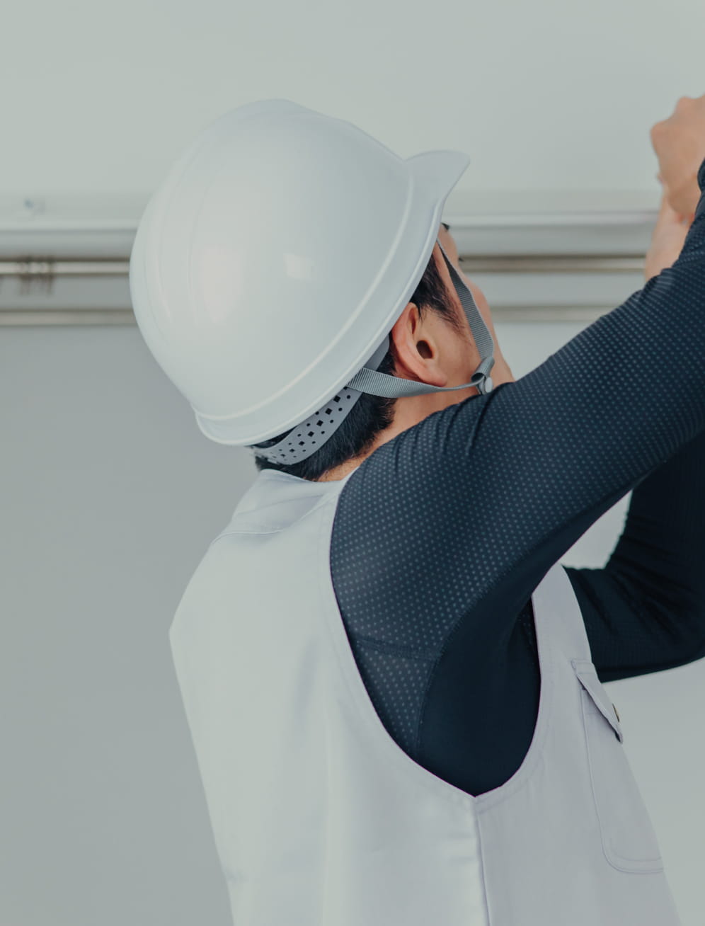 職人さんが内装工事をする写真