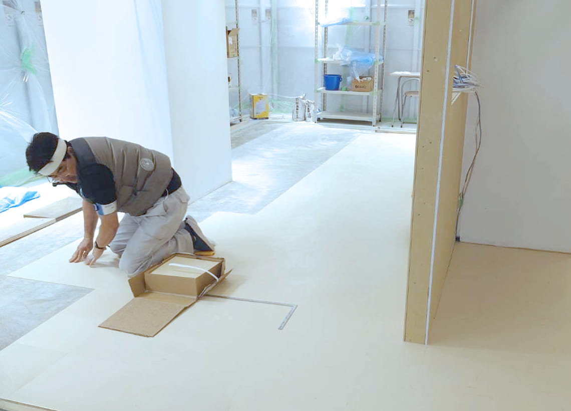 カーペット工事をする作業員の写真