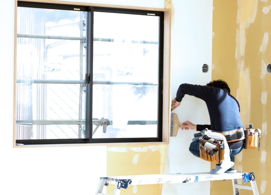 クロス工事をする作業員の写真