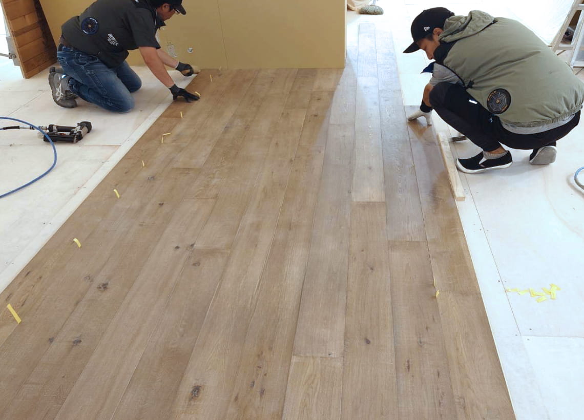 フローリング工事をする作業員の写真