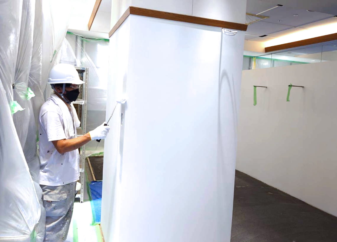 塗装工事をする作業員の写真